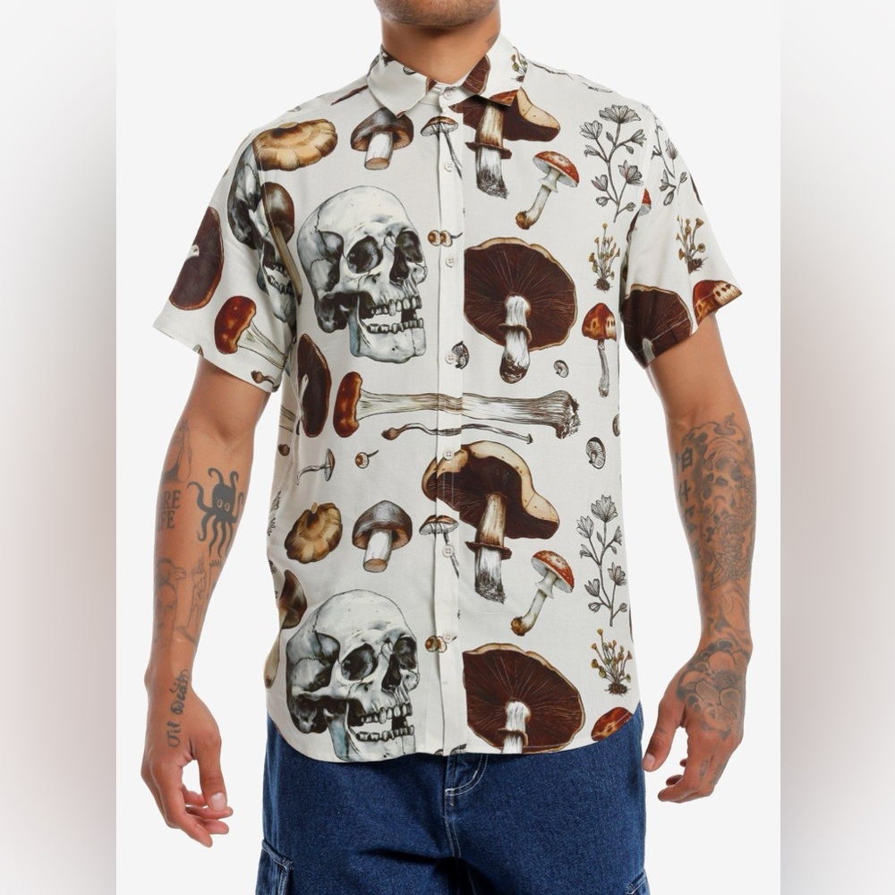 Hot topic men’s Mushroom & Skulls all over print woven button up top
